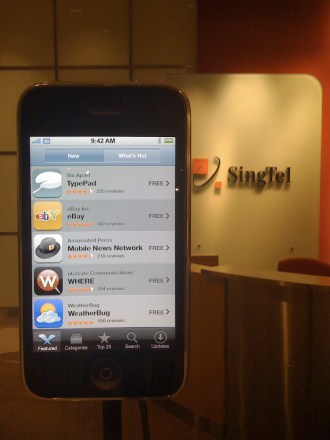 ในงานจะมีทีวีทำเหมื�น iPhone ตัวใหญ่ๆ มาตั้งให้เห็นศักยภาพเต็มๆ 